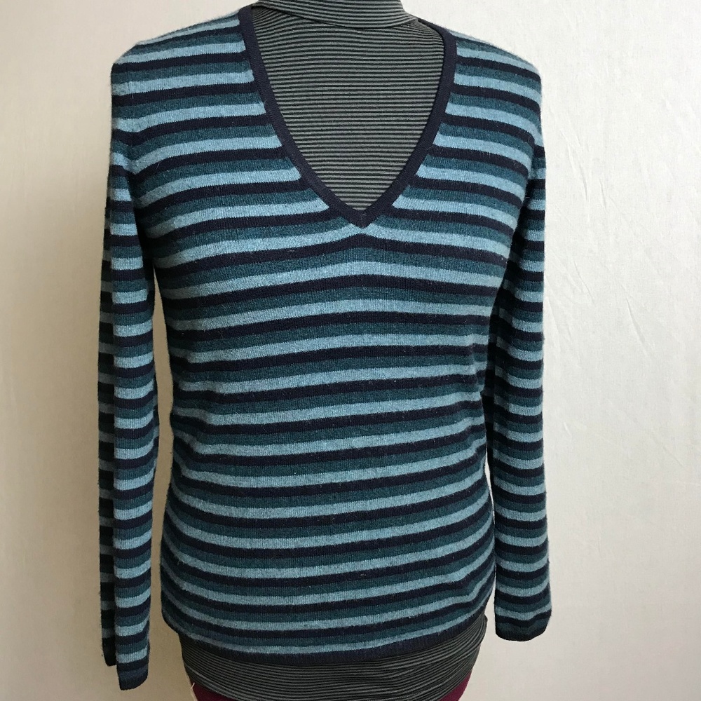 100% Cashmere Blue Striped V-Neck